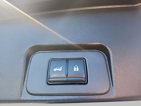 Used 2025 Nissan Rogue SV AWD/4WD image 39