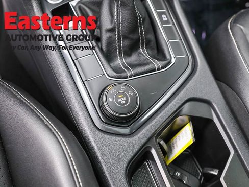 Used 2022 Volkswagen Tiguan SE w/ Panoramic Sunroof Package image 21