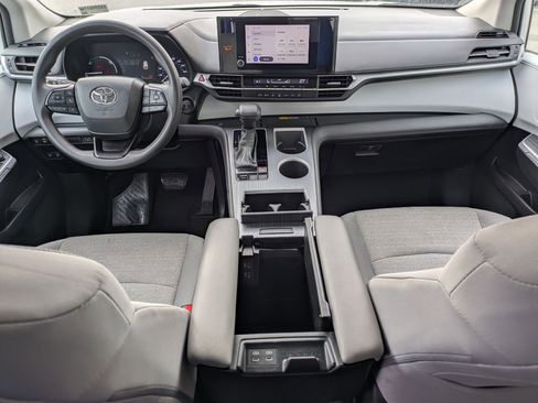 Used 2025 Toyota Sienna LE image 29
