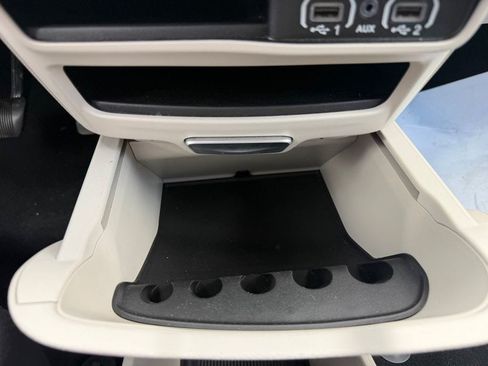Used 2024 Chrysler Pacifica Touring-L FWD image 31