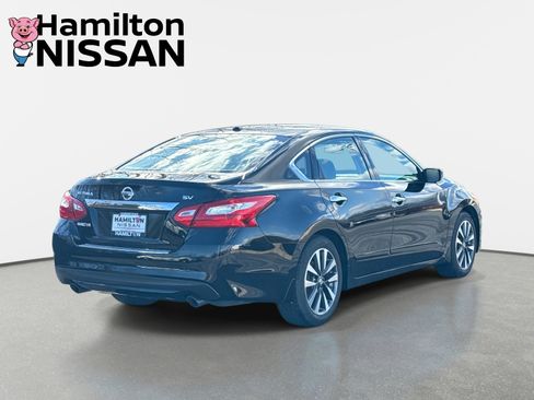 Used 2017 Nissan Altima 2.5 SV image 2