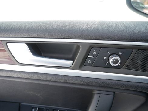 Used 2013 Volkswagen Touareg VR6 image 17