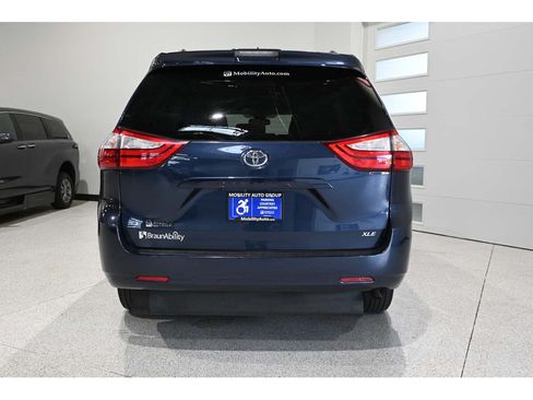 Used 2018 Toyota Sienna XLE Premium FWD image 7