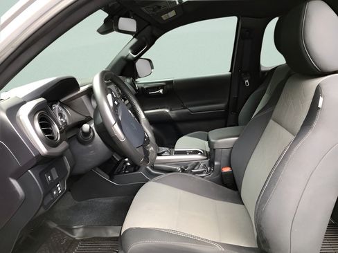 Certified 2020 Toyota Tacoma TRD Off-Road w/ TRD Premium Off Road Package AWD/4WD image 12