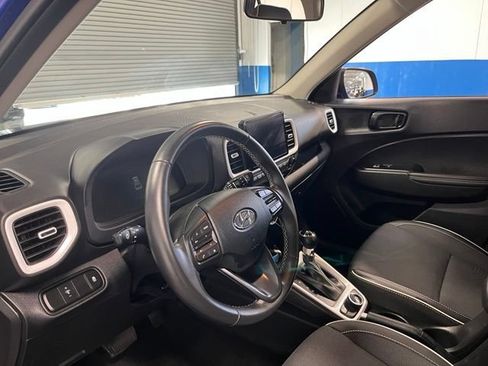 Used 2025 Hyundai Venue Limited FWD image 22