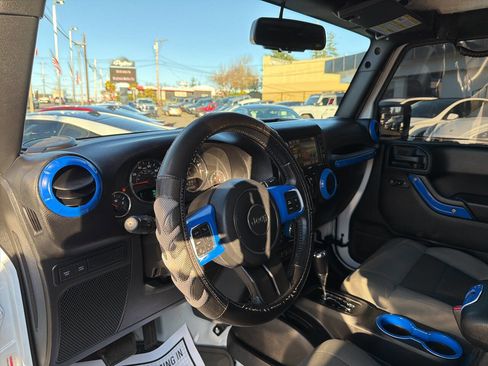 Used 2017 Jeep Wrangler Unlimited Rubicon w/ Connectivity Group image 33