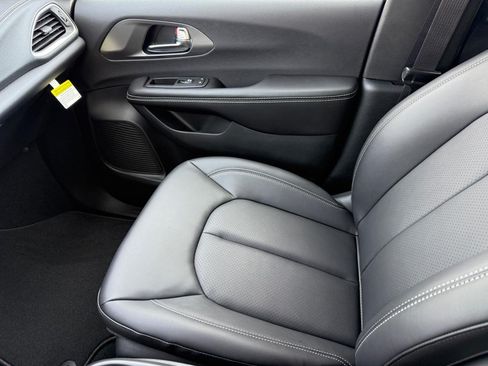 New 2026 Chrysler Pacifica Select FWD image 17