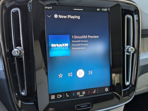 Used 2024 Volvo XC40 B5 Plus image 29