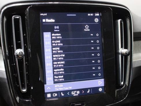 Used 2025 Volvo XC40 B5 Plus image 34