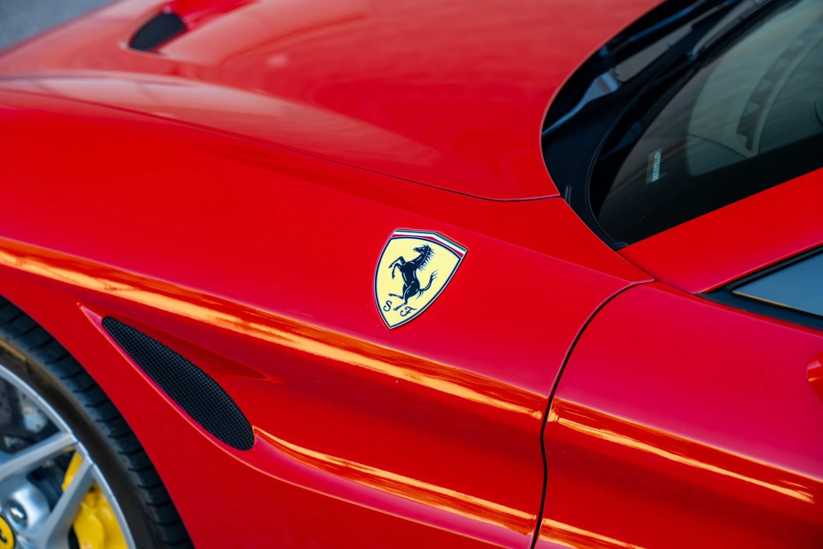 Used 2015 Ferrari California T RWD image 38