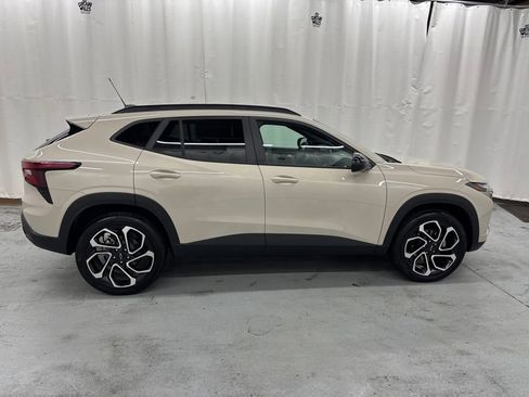 Used 2026 Chevrolet Trax RS w/ Sunroof Package image 6