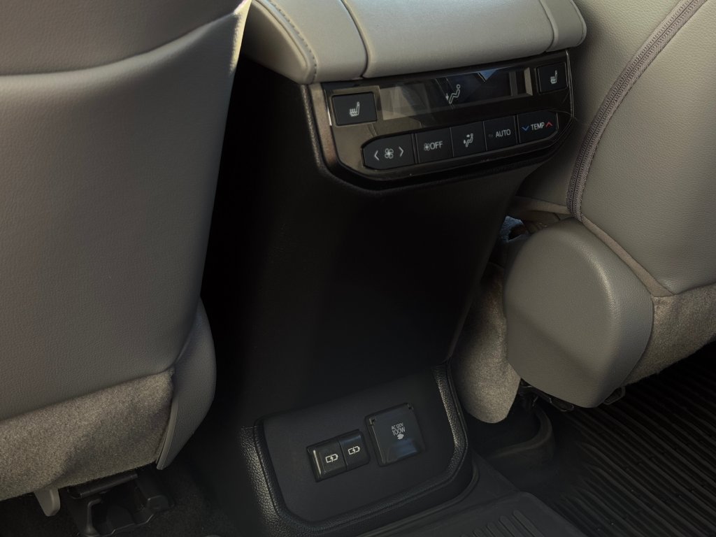 Used 2022 Toyota Highlander Platinum AWD/4WD image 23