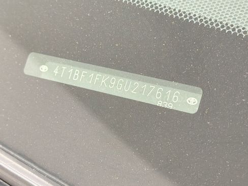 Used 2016 Toyota Camry SE image 18