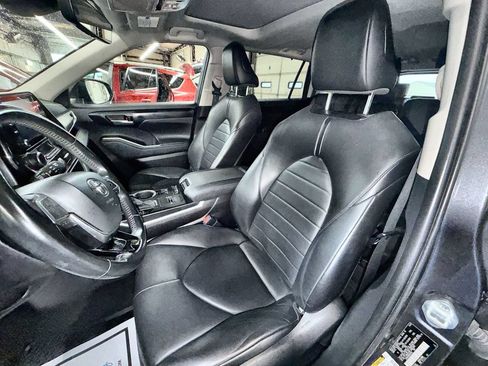 Used 2021 Toyota Highlander XLE AWD/4WD image 11