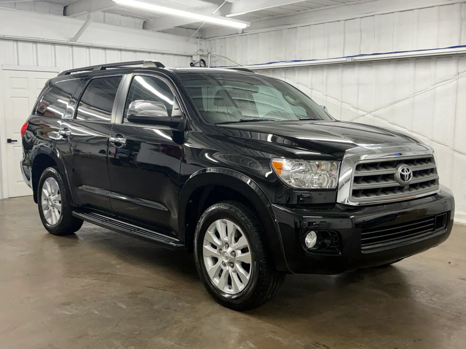 Used 2017 Toyota Sequoia Platinum AWD/4WD image 1