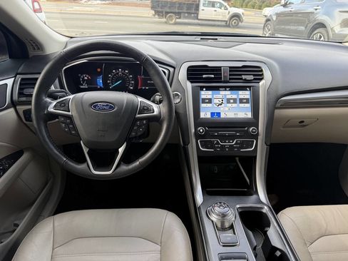 Used 2017 Ford Fusion SE w/ Fusion SE Technology Package image 17