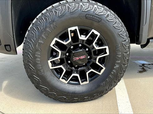 Used 2024 GMC Sierra 2500 AT4X image 12