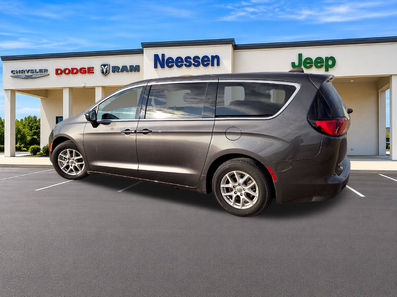 Used 2023 Chrysler Voyager LX FWD image 5