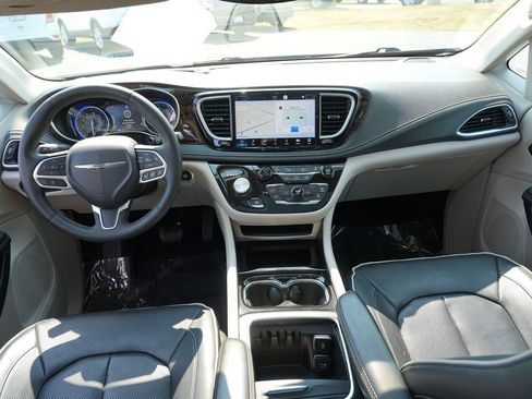 Used 2023 Chrysler Pacifica Limited FWD image 24