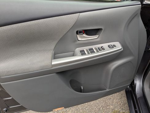 Used 2014 Toyota Prius V Two image 8