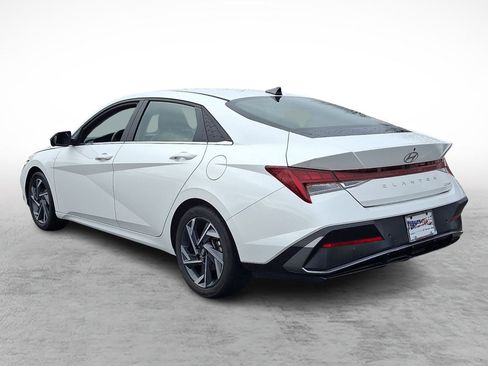 Used 2024 Hyundai Elantra Limited image 3