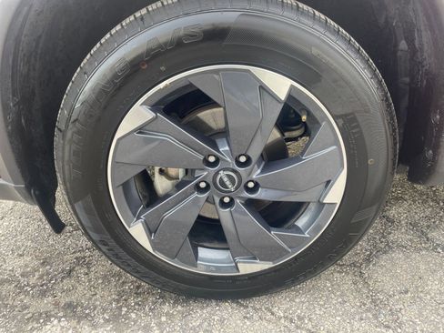 Used 2024 Nissan Rogue SV image 30