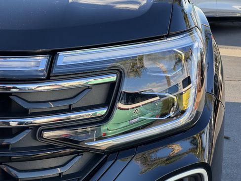 Used 2025 Volkswagen Atlas Peak Edition SE image 6