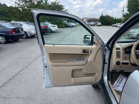 Used 2010 Ford Escape XLT AWD/4WD image 9