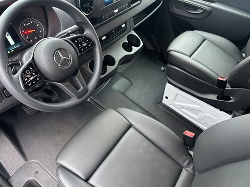 Used 2024 Mercedes-Benz Sprinter 2500 image 10