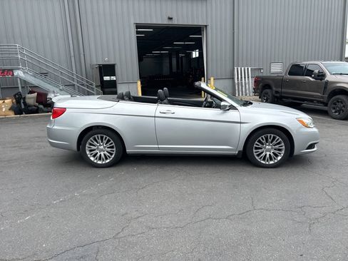 Used 2011 Chrysler 200 Limited FWD image 2