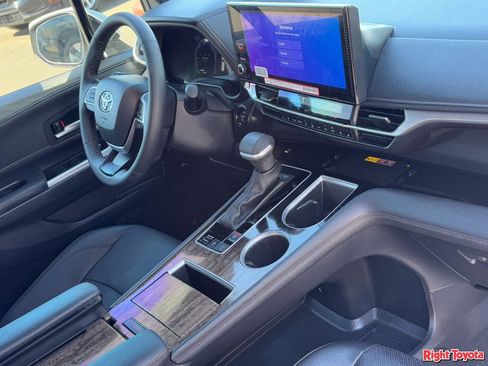 Used 2025 Toyota Sienna Limited image 11