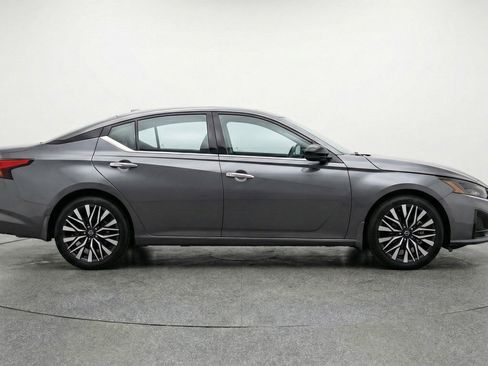 Used 2025 Nissan Altima 2.5 SV FWD image 11