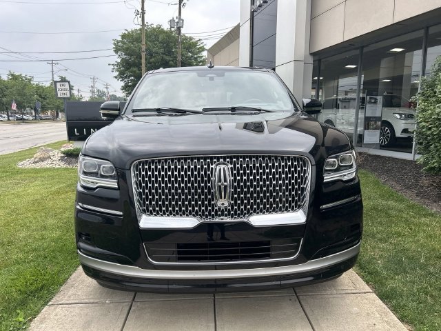 Used 2022 Lincoln Navigator Reserve AWD/4WD image 2