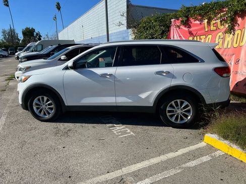 Used 2017 Kia Sorento LX image 6