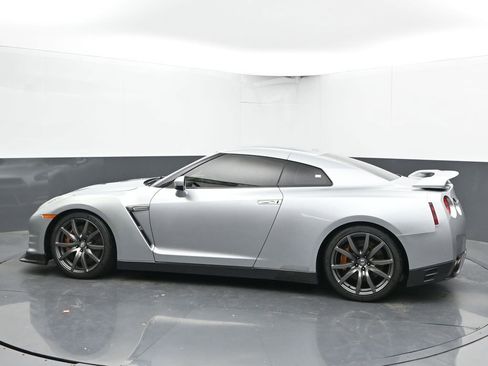 Used 2012 Nissan GT-R Premium image 7