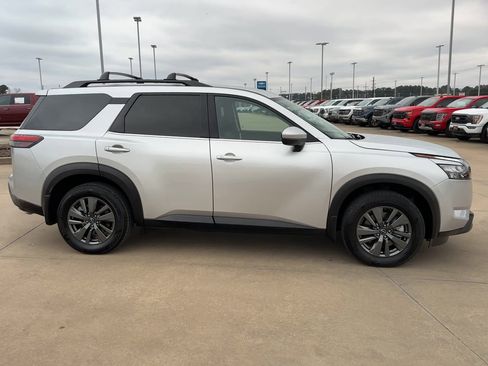 Used 2024 Nissan Pathfinder SV image 9