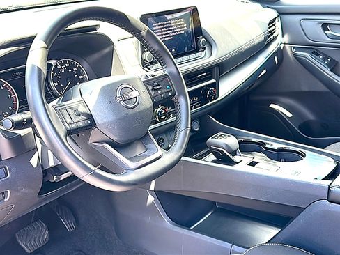 Used 2025 Nissan Rogue SV FWD image 12