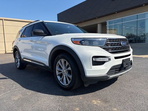Used 2022 Ford Explorer XLT w/ Equipment Group 202A image 3