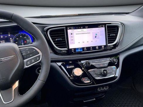 Used 2025 Chrysler Pacifica Select image 10