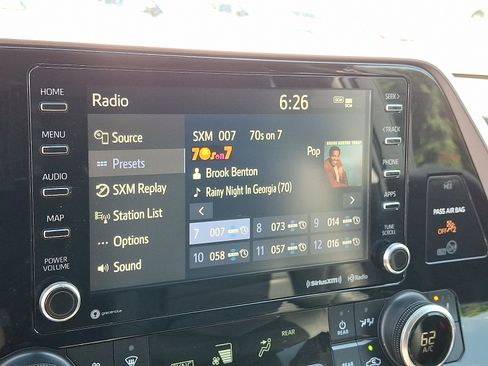 Used 2020 Toyota Highlander XLE AWD/4WD image 18