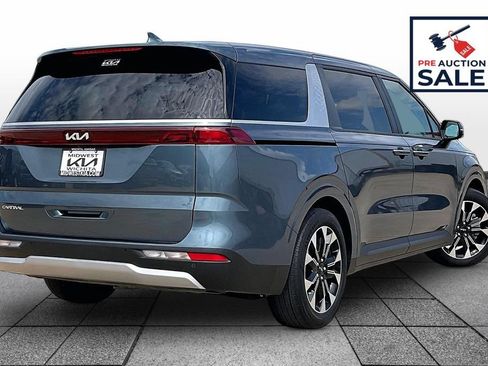 Used 2024 Kia Carnival EX FWD image 12