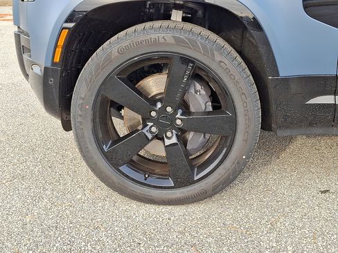 New 2026 Land Rover Defender 110 X-Dynamic SE image 2