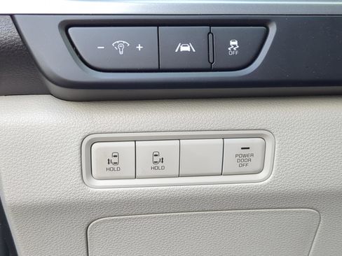 Certified 2024 Kia Carnival LX image 18