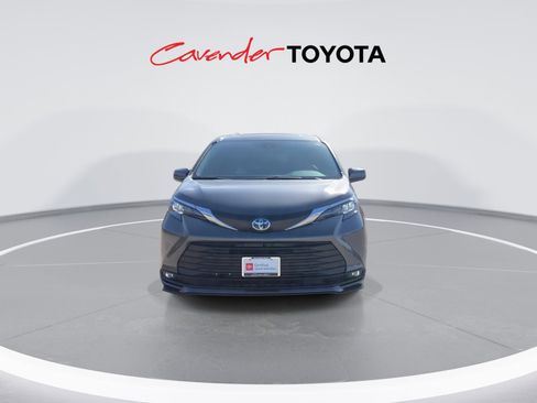Certified 2025 Toyota Sienna XLE image 3