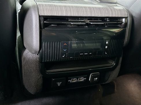 Used 2022 Jeep Wagoneer Series III w/ Premium Group I AWD/4WD image 31