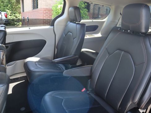 Used 2018 Chrysler Pacifica Touring-L Plus FWD image 26