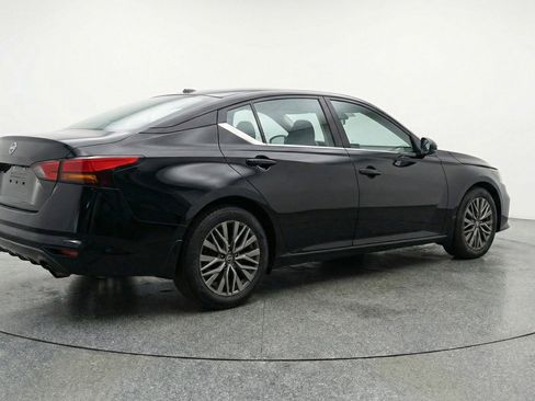 Used 2025 Nissan Altima 2.5 SV FWD image 9