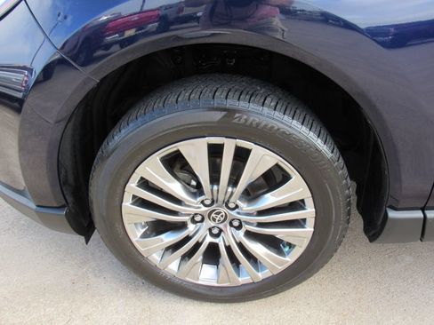 Used 2024 Toyota Venza XLE AWD/4WD image 10