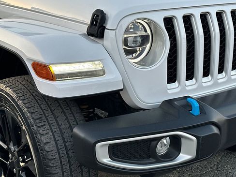 Used 2022 Jeep Wrangler Unlimited Sahara AWD/4WD image 10
