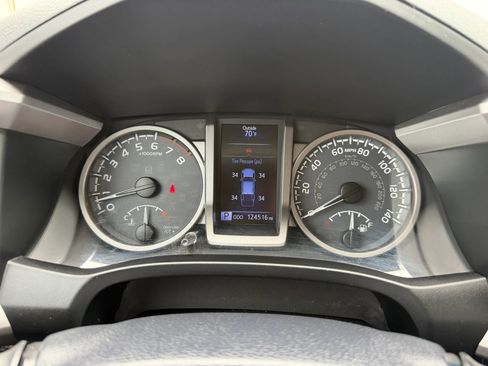 Used 2017 Toyota Tacoma SR5 w/ Tow Package RWD image 12